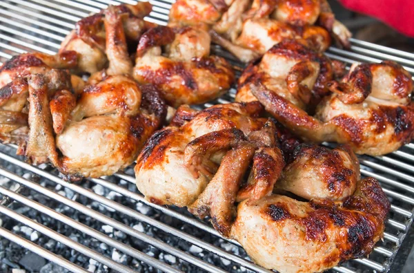 Poulet frais au barbecue sur gril ouvert — Photo