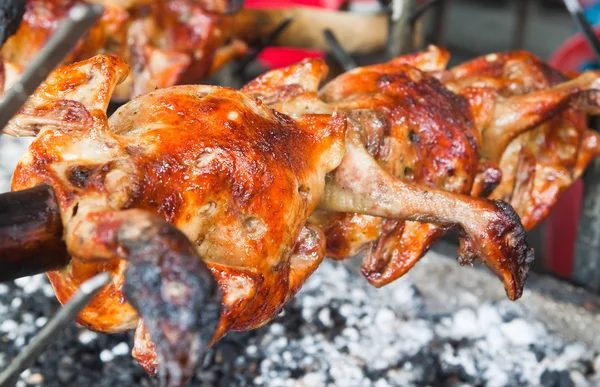 Ayam barbekyu segar di panggangan terbuka — Stok Foto