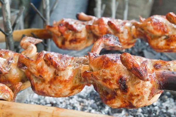 Poulet frais au barbecue sur gril ouvert — Photo