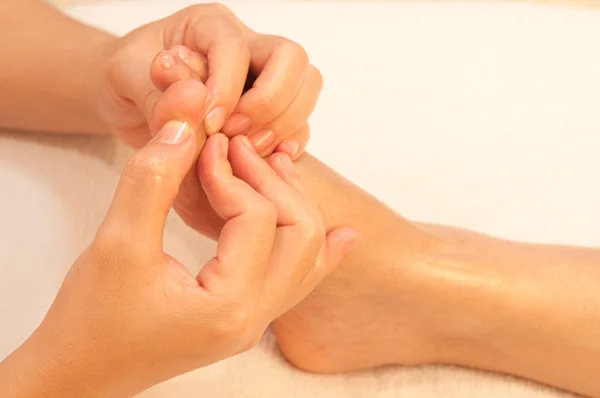 Reflexologia massagem nos pés, tratamento de pés spa, Tailândia — Fotografia de Stock