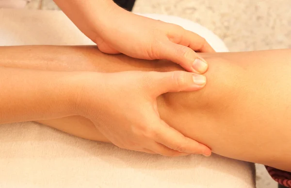 Massaggio riflessologico al ginocchio, trattamento spa al ginocchio, Thailandia — Foto Stock