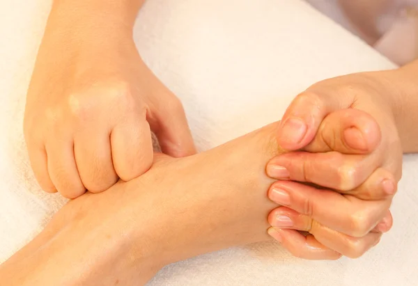 Reflexologia massagem nos pés, tratamento de pés spa, Tailândia — Fotografia de Stock