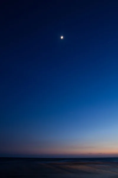 Månen vid stranden efter solnedgången, nordöstra thailand — Stockfoto