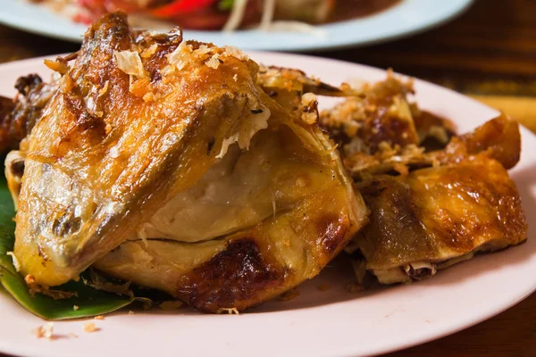 Frango fresco para churrasco no prato — Fotografia de Stock