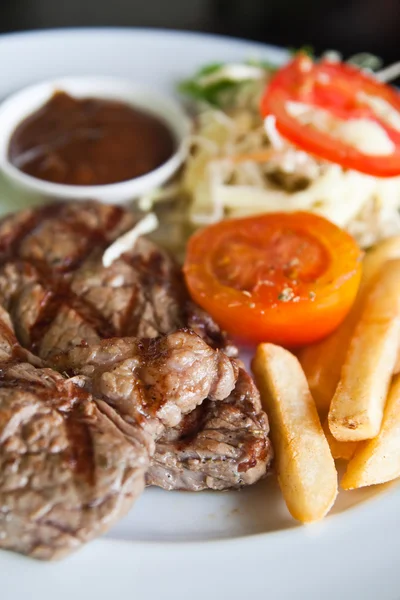 Juicy steak beef meat with tomato and potatoes — Stock Photo, Image