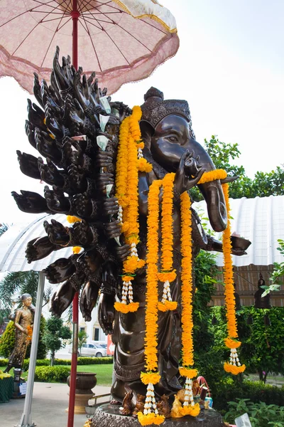 Viele gegossene Bronzehände des Gottes Ganesha mit gelbem Kranz, wat sa — Stockfoto