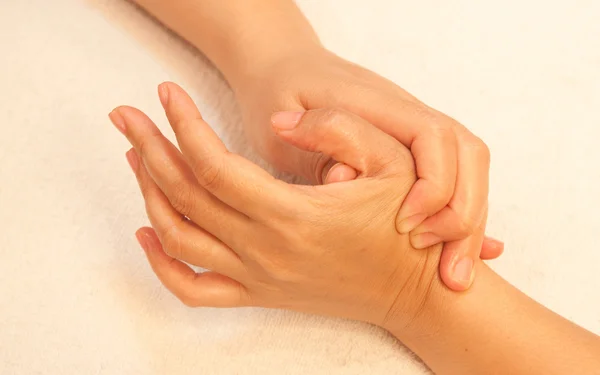 Reflexologia Massagem manual, tratamento de mãos spa, Tailândia — Fotografia de Stock
