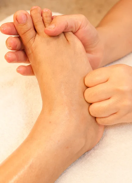 Reflexologia massagem nos pés, tratamento de pés spa, Tailândia — Fotografia de Stock