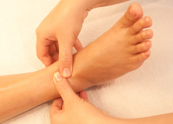 Reflexologia massagem nos pés, tratamento de pés spa, Tailândia — Fotografia de Stock