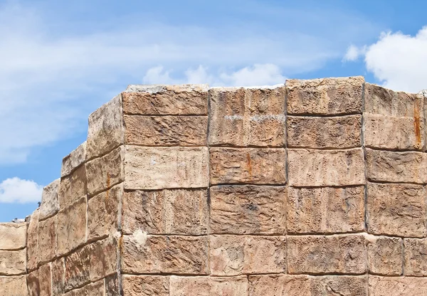 Pared de bloque de hormigón con cielo azul . — Foto de Stock