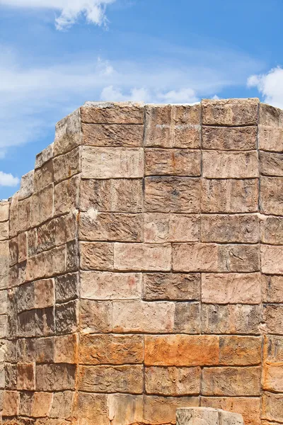 Pared de bloque de hormigón con cielo azul . — Foto de Stock