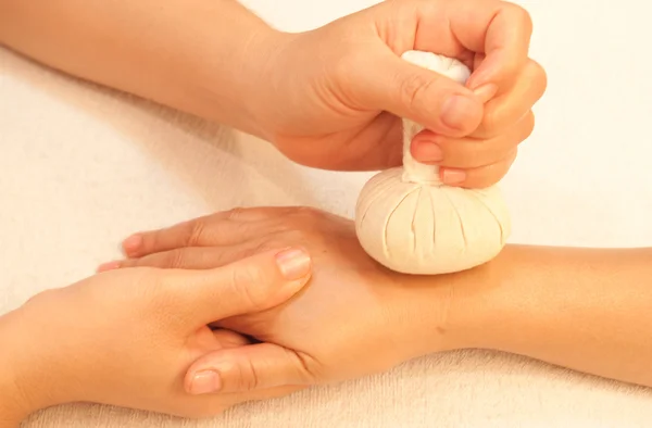 Zonterapi hand massage av bollen växtbaserade, hand spabehandling, thai — Stockfoto