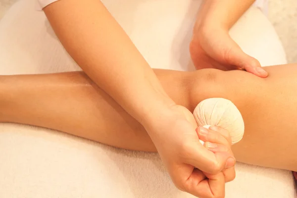 Reflexologie knie massage door bal kruiden, spa knie behandeling, thai — Stockfoto