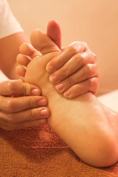 Reflexologia massagem nos pés, tratamento de pés spa, Tailândia — Fotografia de Stock