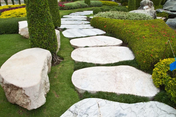 Zetel en steen wandelpad in het park. — Stockfoto