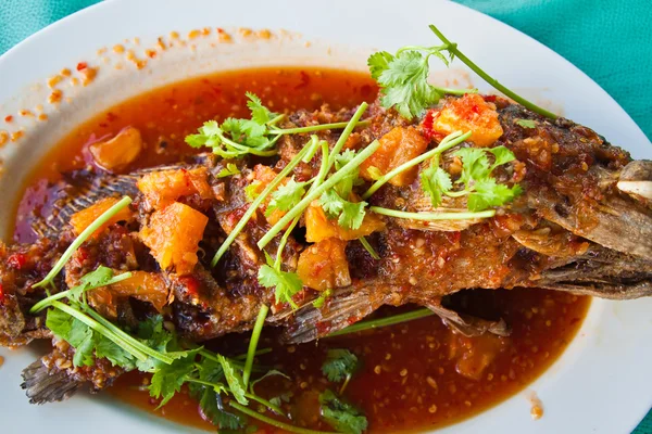 Peixe grupador frito com molho, azedo e picante no prato branco, tailandês — Fotografia de Stock