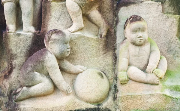 Alter Marmor mit hübschem Baby geschnitzt — Stockfoto