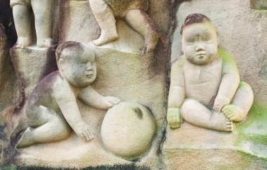 çok güzel bebek ile eski mermer oyma