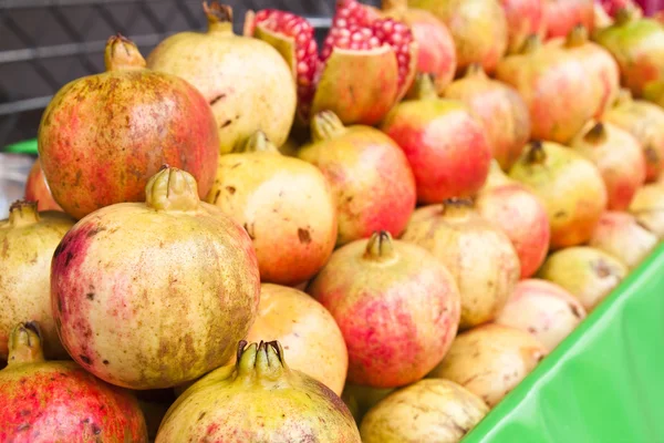 Rad med granatäpple frukt. — Stockfoto