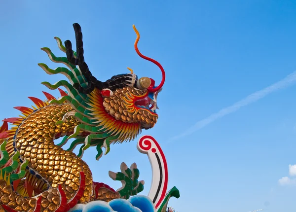 Chinese dragon and the blue sky in shrine,East of Thailand — Stock Photo, Image