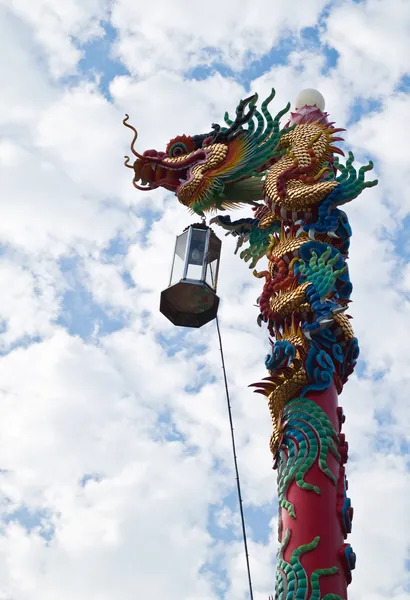 Statue de dragon sur le pilier et ciel bleu — Photo