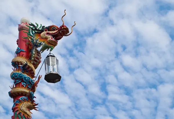 Estátua de dragão no pilar e céu azul — Fotografia de Stock