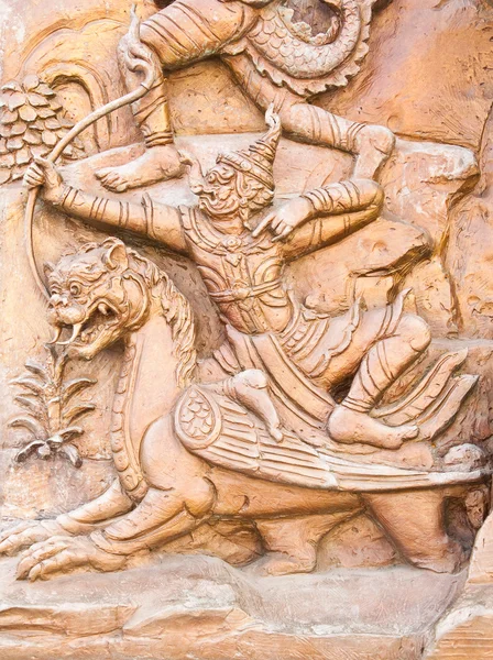 Estilo tailandês tradicional placa de estátua de ferro velho no templo tailandês . — Fotografia de Stock