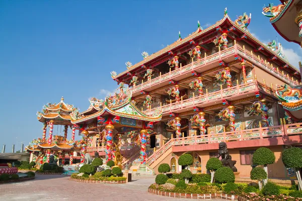 Vacker kinesisk helgedomen och den blå himlen, chonburi-öster om — Stockfoto