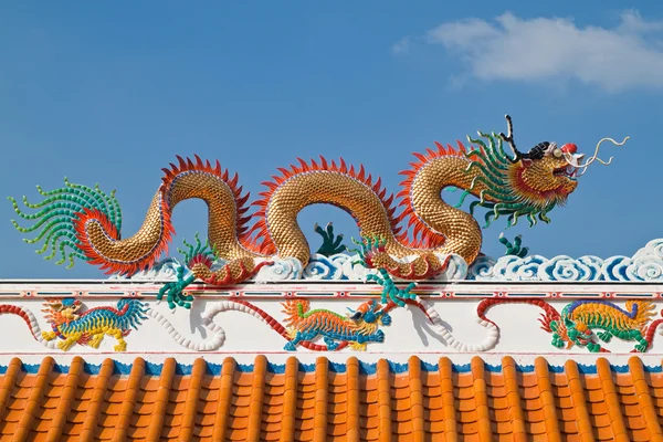 Dragão chinês e o céu azul no santuário, leste da Tailândia — Fotografia de Stock
