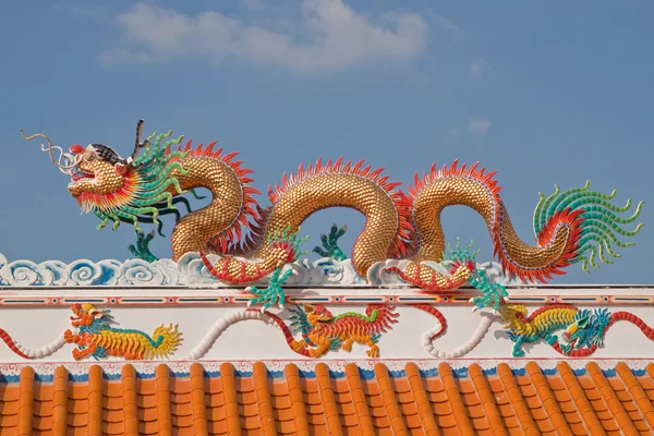 Китайский дракон и голубое небо в святилище, Восточный Таиланд — стоковое фото