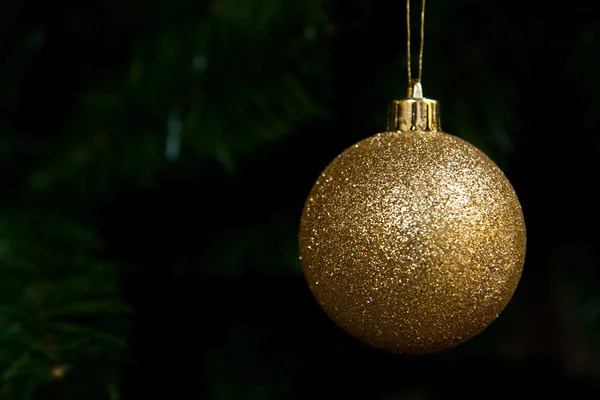 Kerstballen op kerstboom — Stockfoto