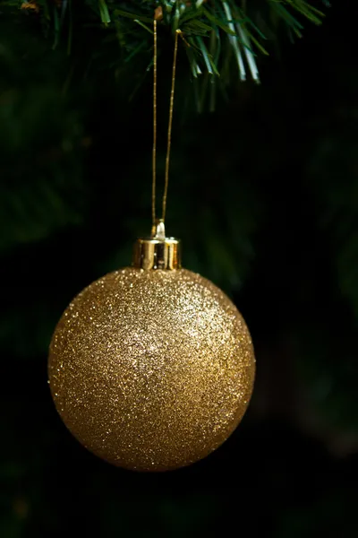 Bolas de Navidad en el árbol de Navidad — Foto de Stock