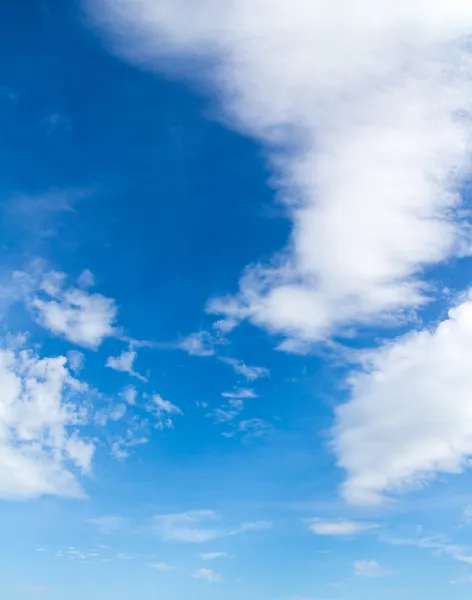 Blå himmel med moln — Stockfoto