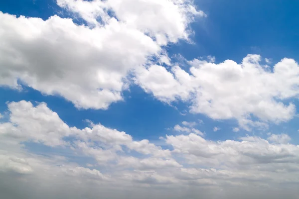 Blå himmel med moln — Stockfoto