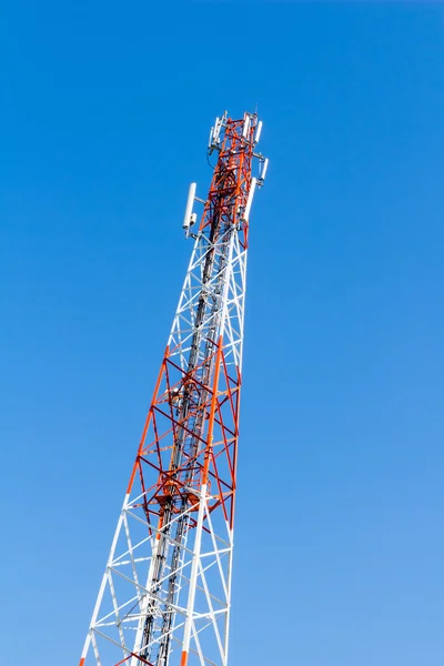 Communication tower with antennas — Stock Photo, Image