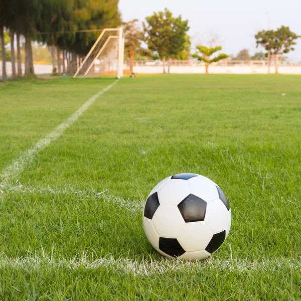Voetbalveld met bal op gras en verlichting — Stockfoto © jonson ... Voetbalveld met bal op gras en verlichting — Stockfoto © jonson ...
