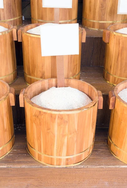 Белый сырой рис в деревянной коробке — стоковое фото