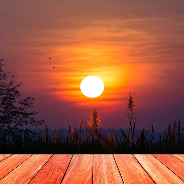 Belo nascer do sol sobre a montanha com prancha de madeira primeiro plano — Fotografia de Stock