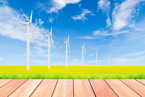 Windturbine aan groene rijst veld tegen blauwe hemelachtergrond — Stockfoto