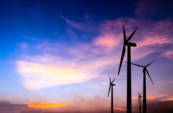 Silhueta de turbina eólica no pôr do sol colorido — Fotografia de Stock