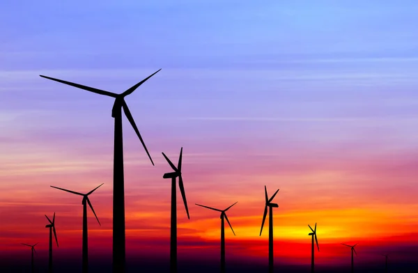 Rüzgar Türbini siluet renkli günbatımı üzerinde — Stok fotoğraf