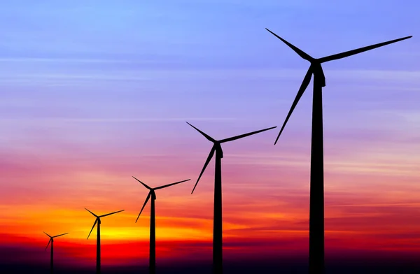 Wind turbine silhouet op kleurrijke sunset — Stockfoto