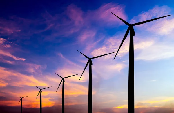 Silhueta de turbina eólica no pôr do sol colorido — Fotografia de Stock