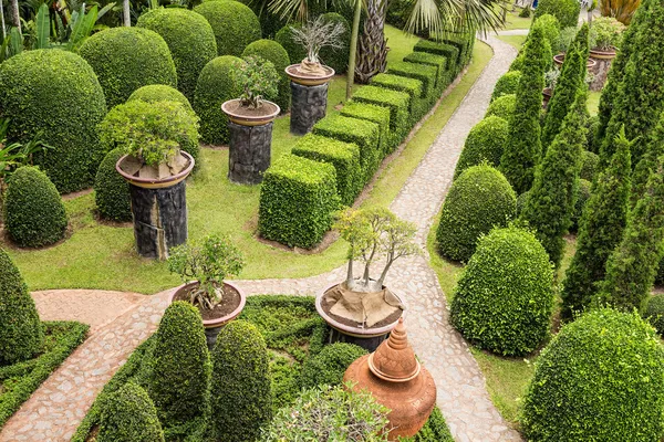 Beautiful walkway in the garden — Stock Photo, Image