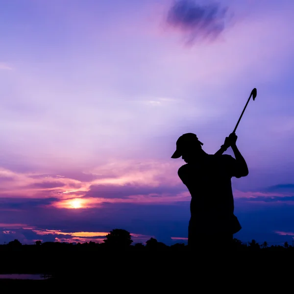 Silhouette golfista al tramonto — Foto Stock
