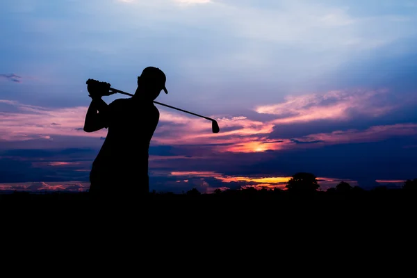 Silhouet golfspeler bij zonsondergang — Stockfoto