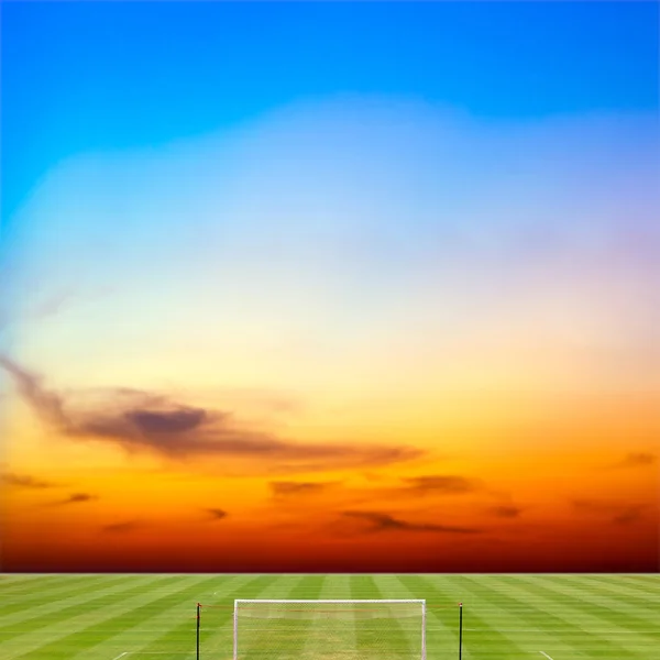 Boisko do piłki nożnej z pięknym tle zachodu słońca — Zdjęcie stockowe