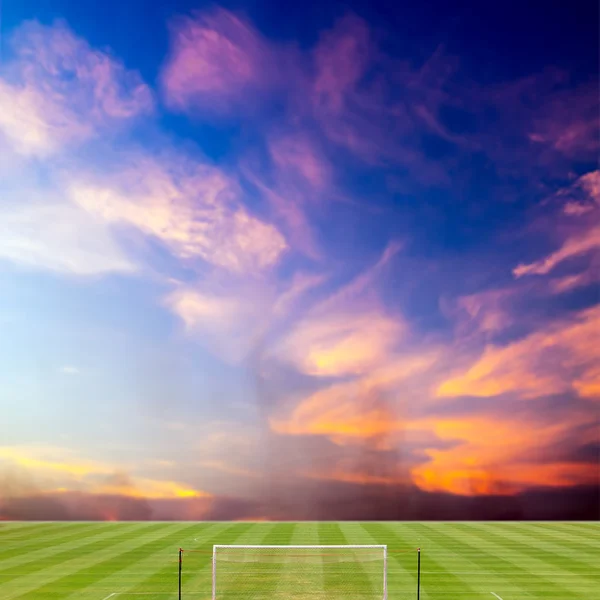 Boisko do piłki nożnej z pięknym tle zachodu słońca — Zdjęcie stockowe