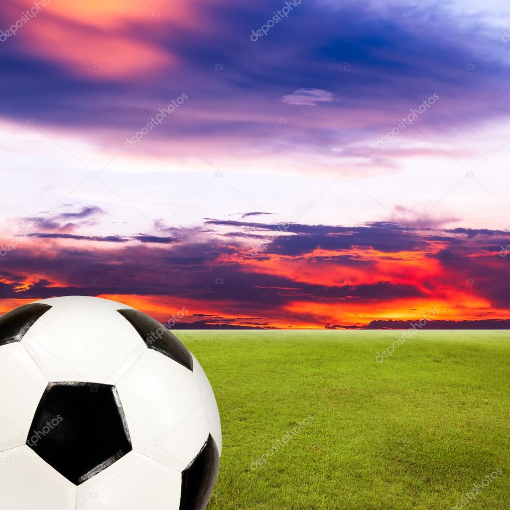 夕焼け空と緑の芝生フィールドでサッカー ボール ストック写真 C Satit Srihin 夕焼け空と緑の芝生フィールドでサッカー ボール ストック写真 C Satit Srihin
