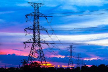 elektrik direkleri renkli günbatımı karşı 